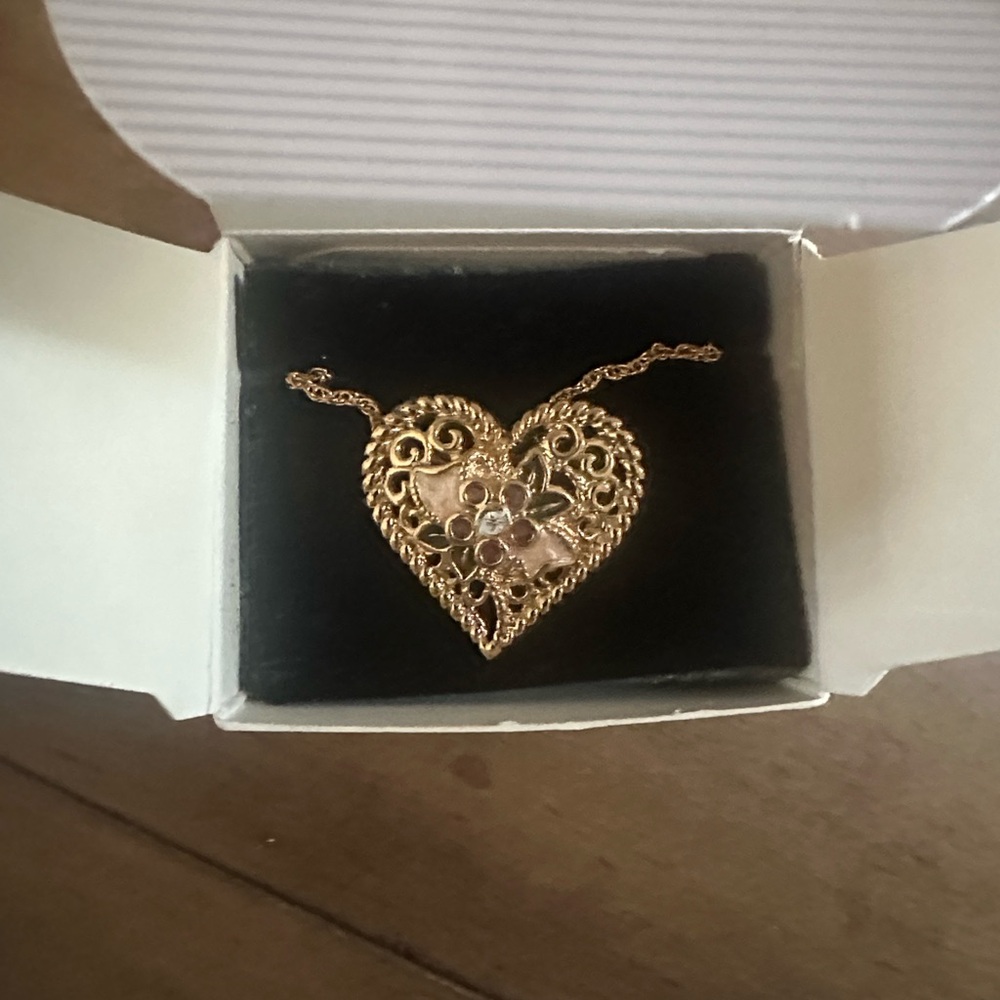 Avon Gold-Tone Heart Sweet Memories Pendant/ Brooch Necklace